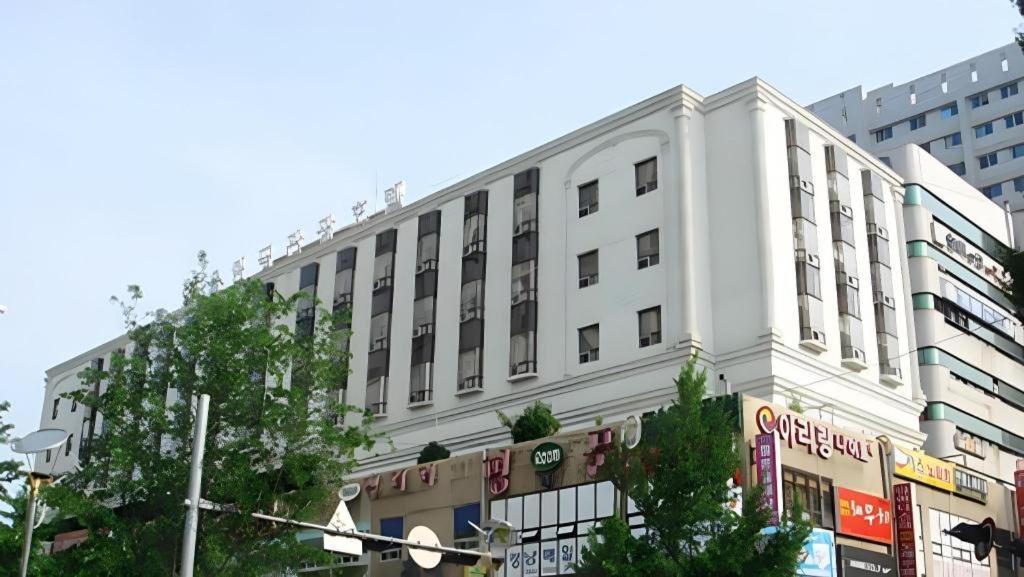 Hotel Olympic Changwon Exterior photo