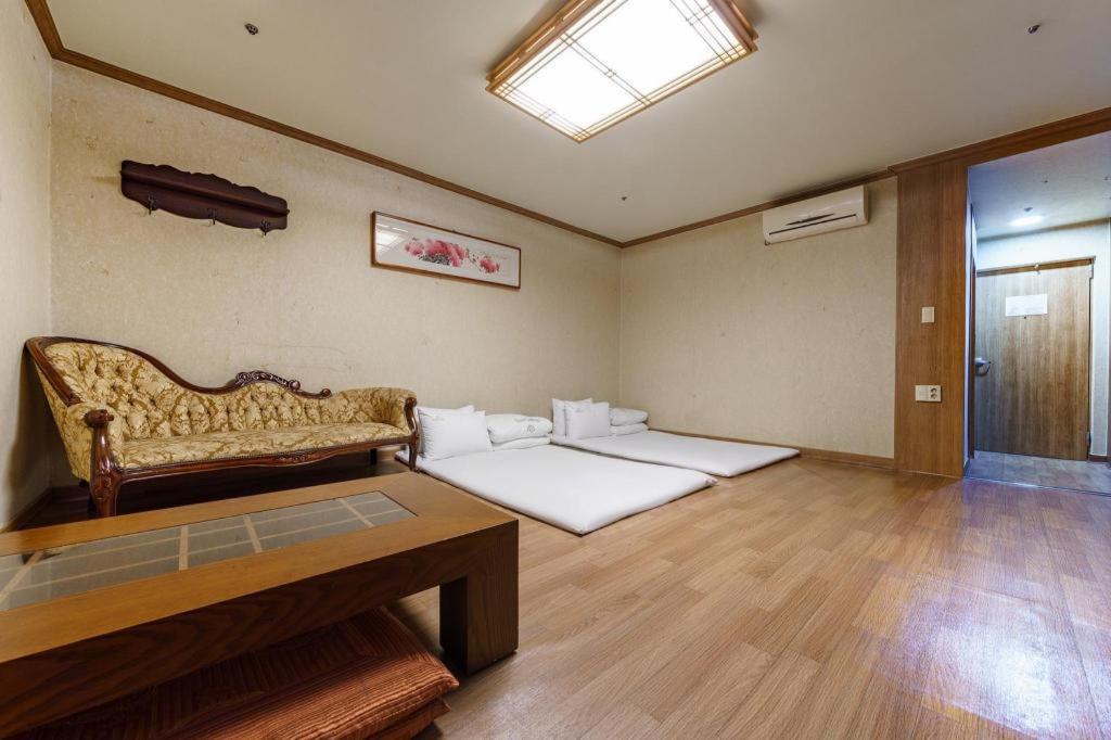 Hotel Olympic Changwon Exterior photo
