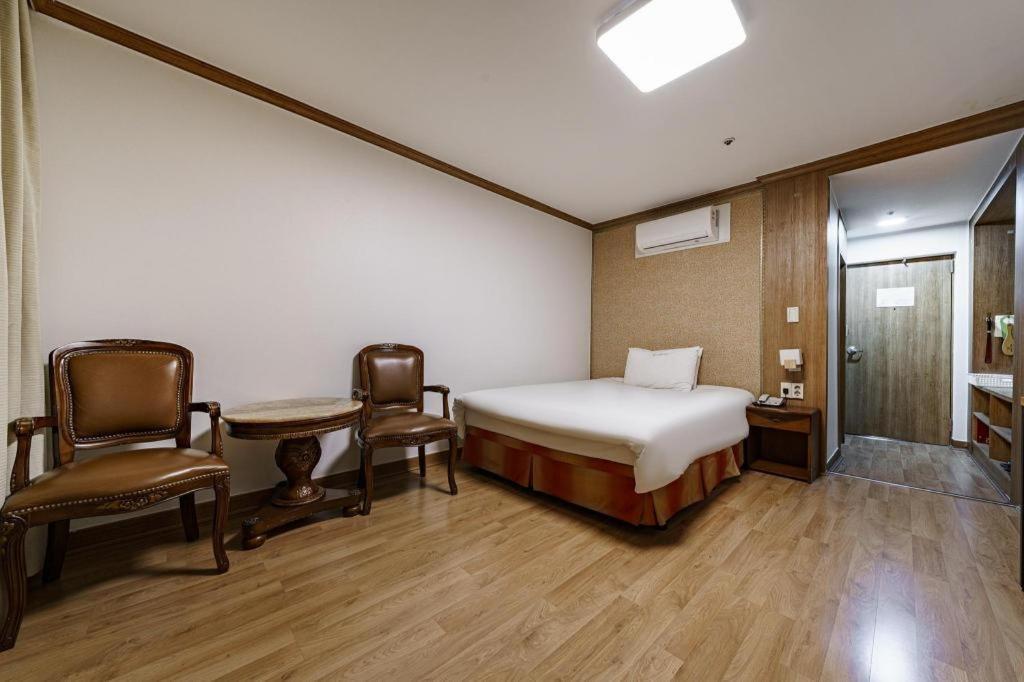 Hotel Olympic Changwon Exterior photo