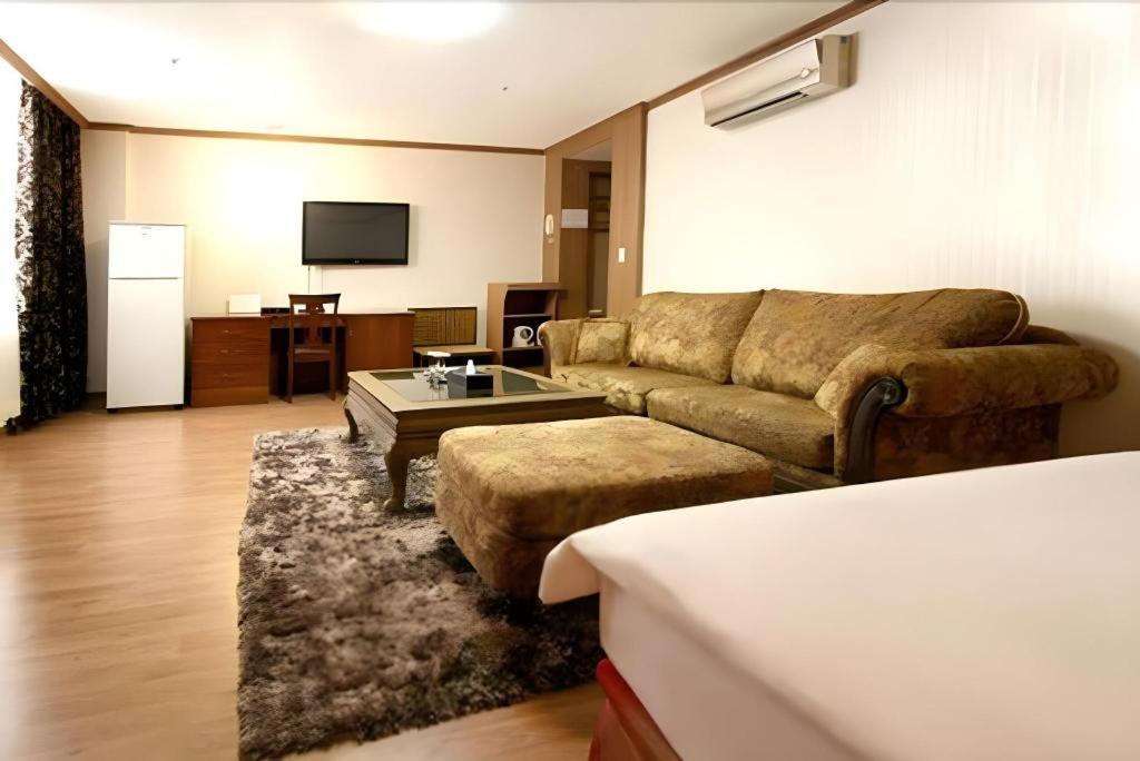 Hotel Olympic Changwon Exterior photo